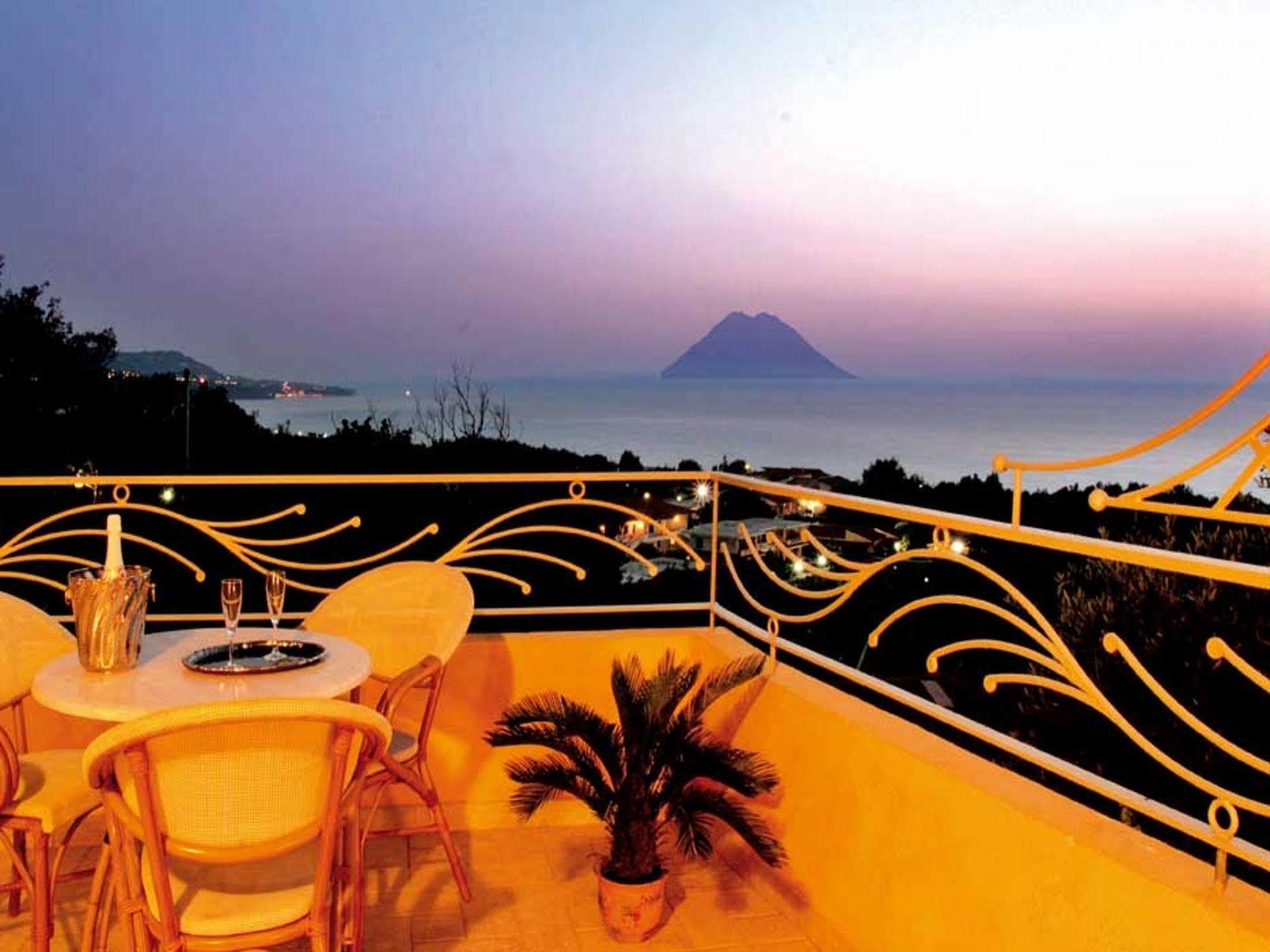 Blu Tropical Resort Zambrone Eksteriør billede